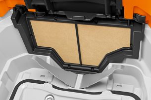 Slika ČISTILNI ZRAČNI FILTER NA SESALNI ODPRTINI ZA HLAJENJE