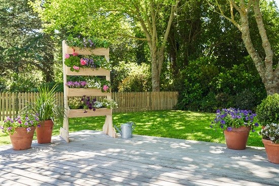 Sami izdelajte regalno stojalo za rastline