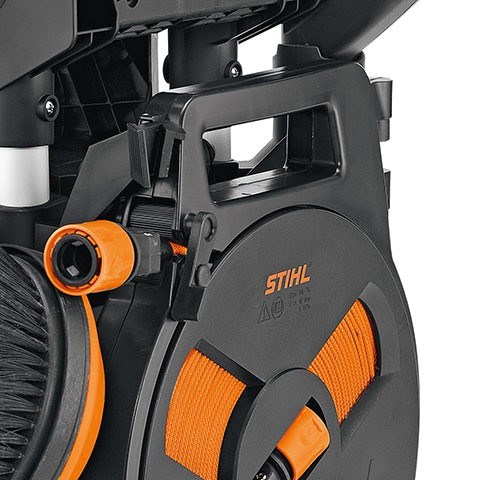 Držalo za tekstilno plosko cev